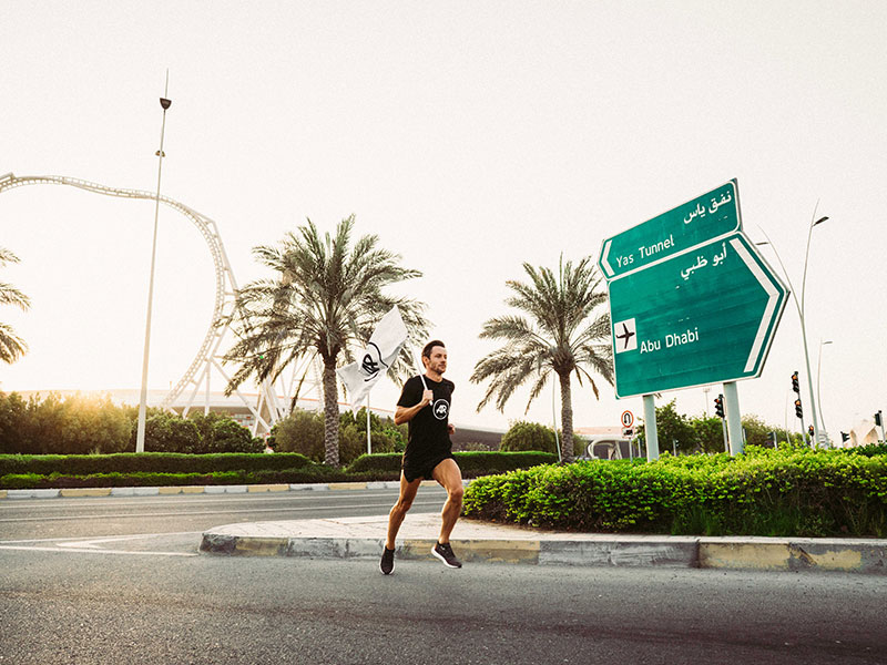 بالصور: لي راين يجري من دبي إلى أبوظبي ليطلق فريق Adidas Runners